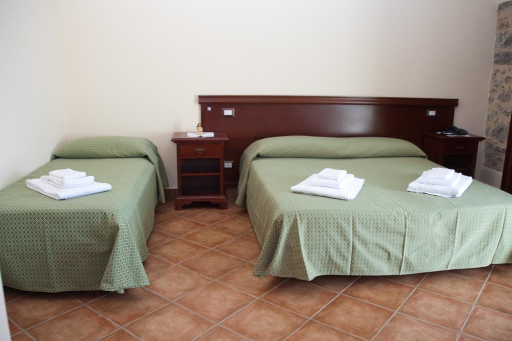 Roccella Valdemone Agriturismo Valle Dell'Etna חדר תמונה